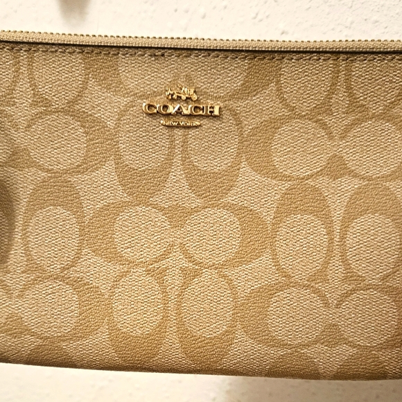 Coach Double Zip, Large Wristlet - Picture 3 of 8